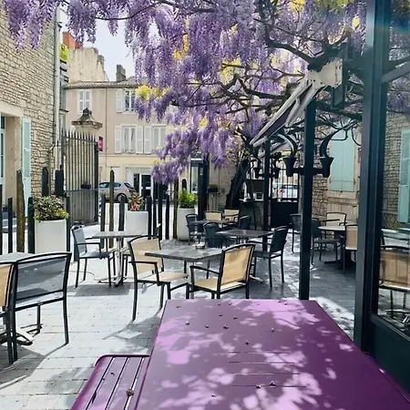 酒店 Logis Hotel-restaurant Le Fontarabie 丰特奈勒孔特