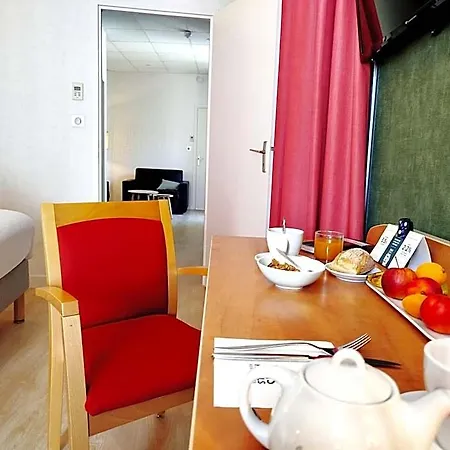 Logis Hotel-restaurant Le Fontarabie 酒店 丰特奈勒孔特